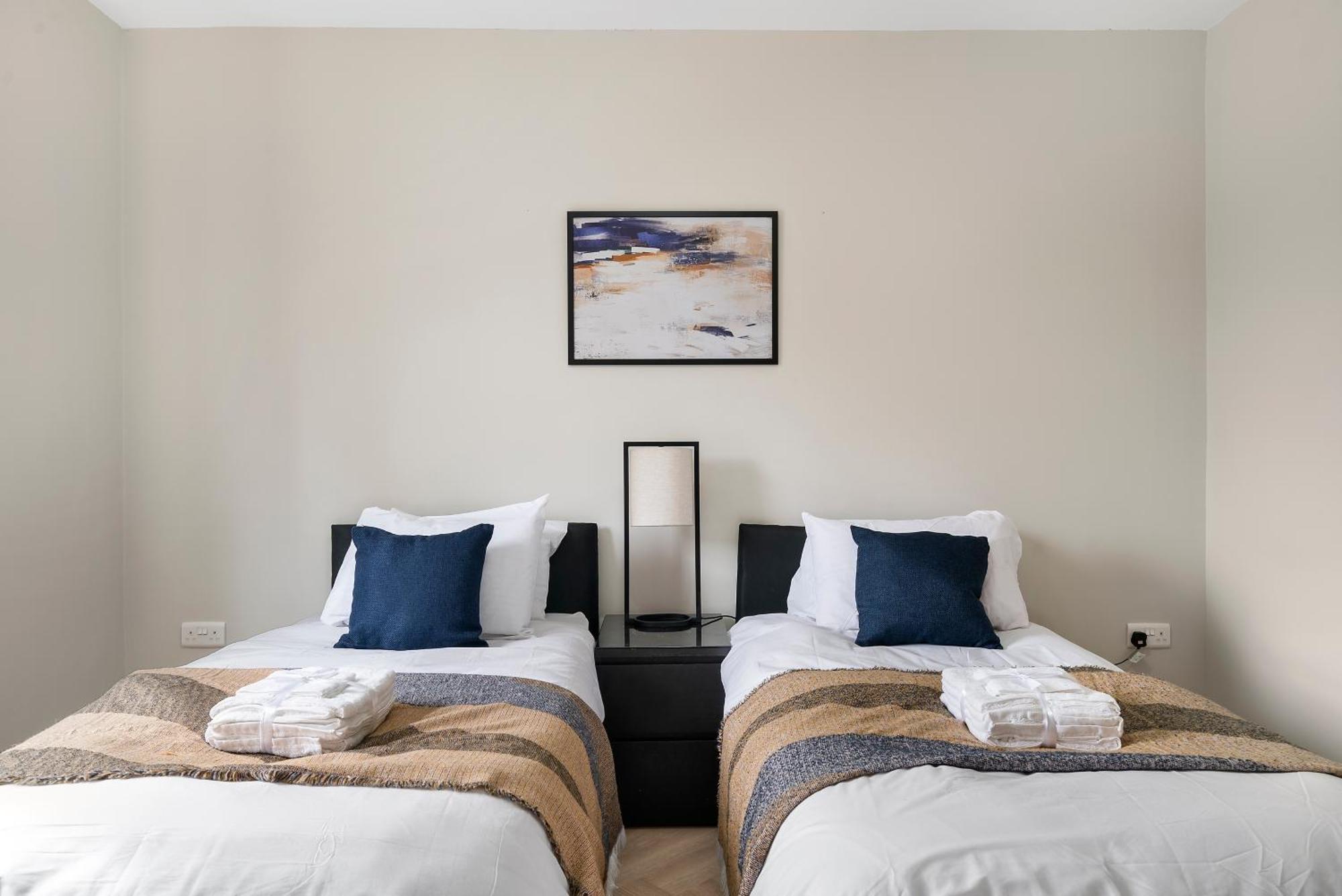 Stylish 3-bedroom Greenwich 2 Bath Pad & Free Parking Apartment