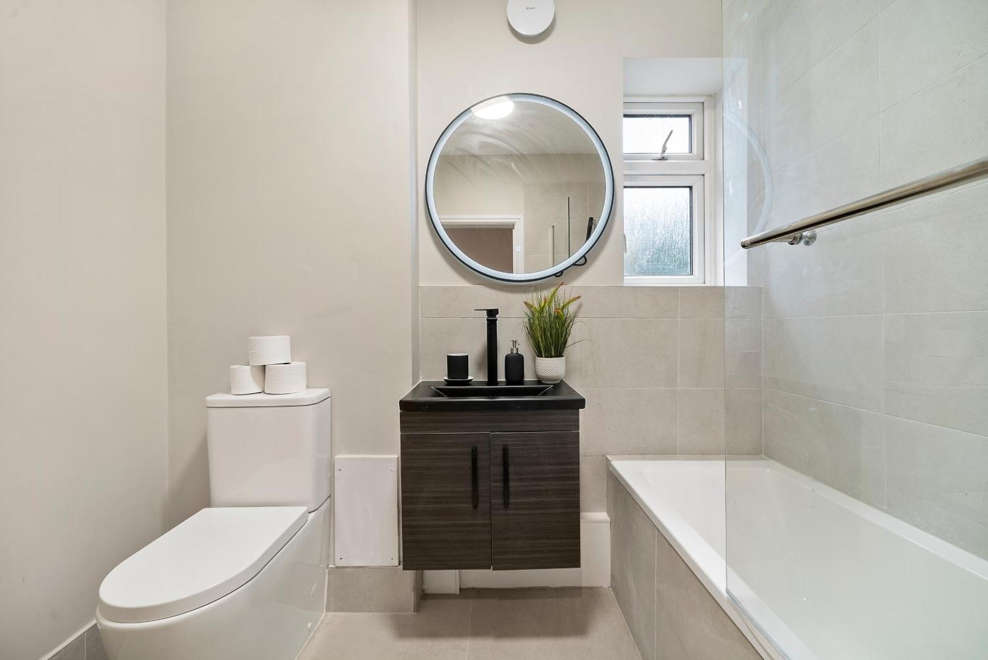 Apartment Stylish 3-bedroom Greenwich 2 Bath Pad & Free Parking *