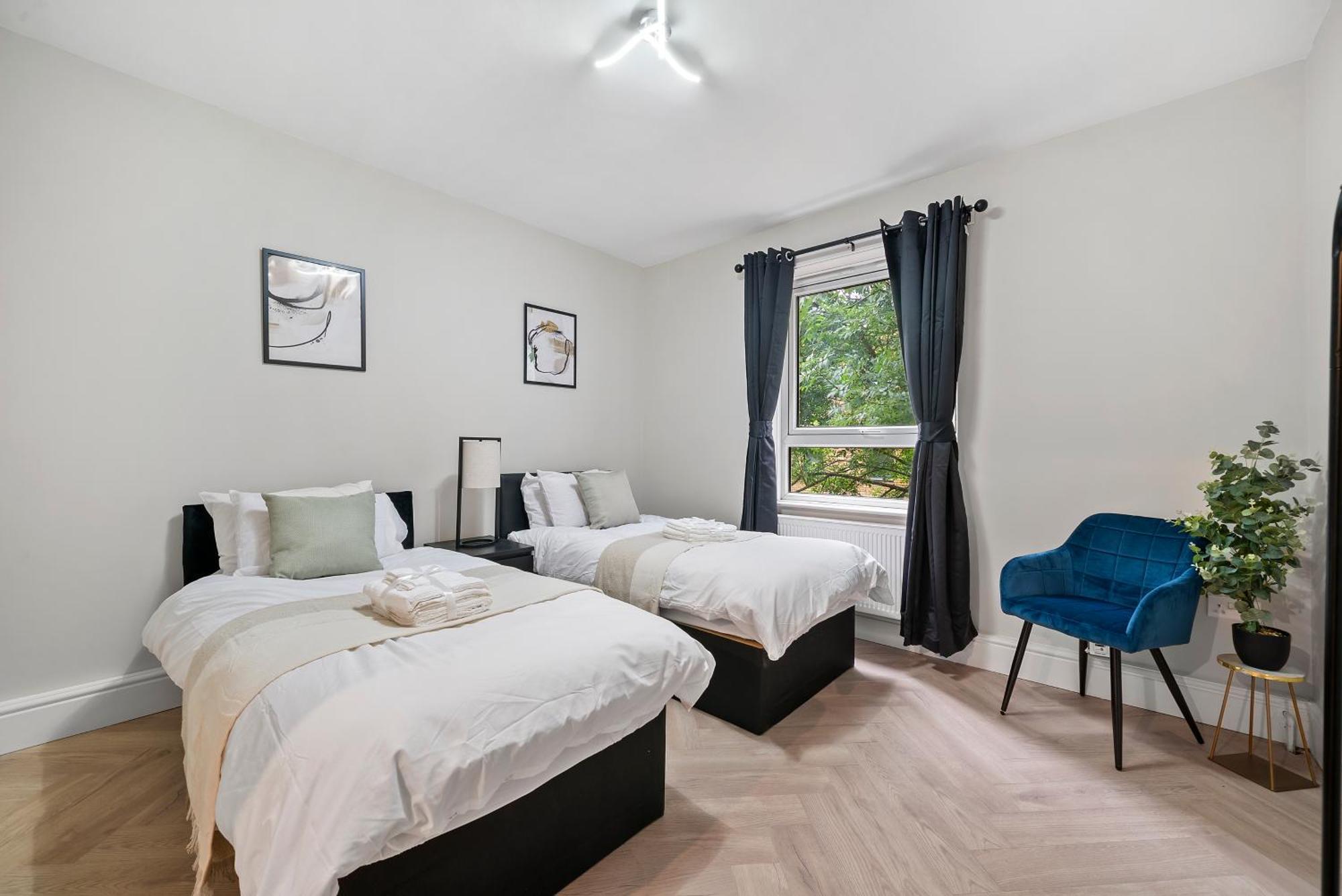 Stylish 3-bedroom Greenwich 2 Bath Pad & Free Parking
