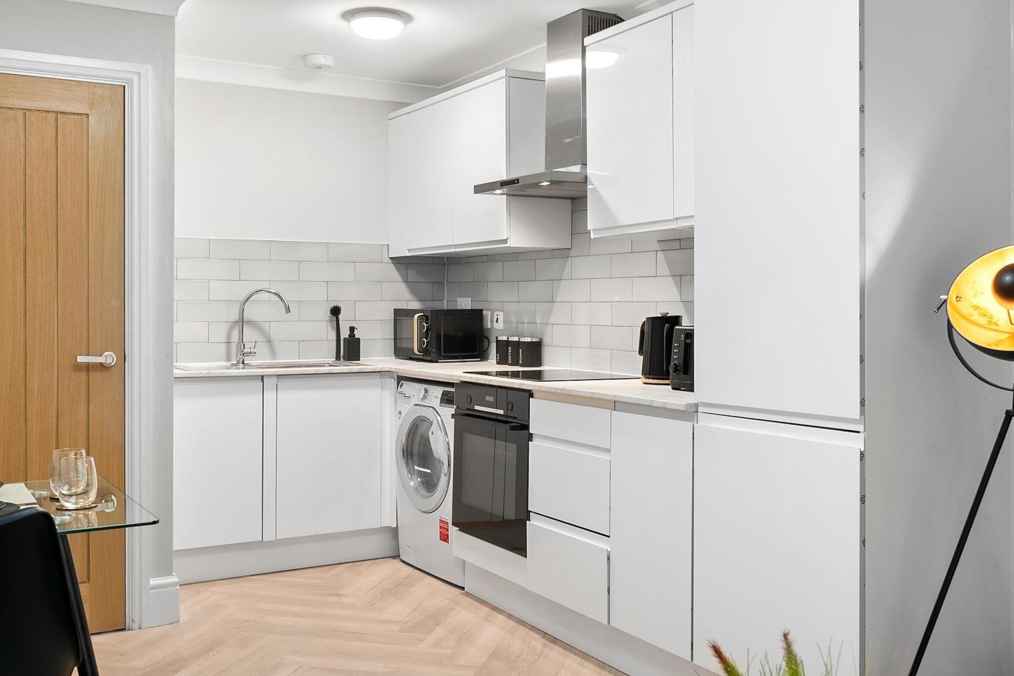 Stylish 3-bedroom Greenwich 2 Bath Pad & Free Parking Apartment