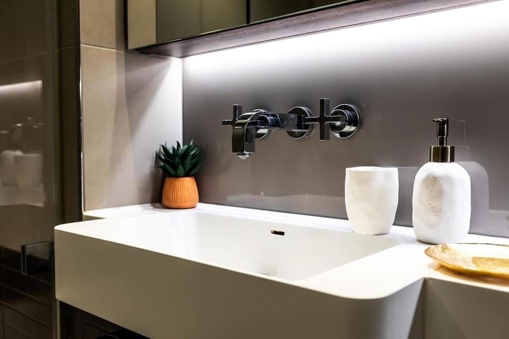 Luxurious Haven In Iconic Battersea Power Station London