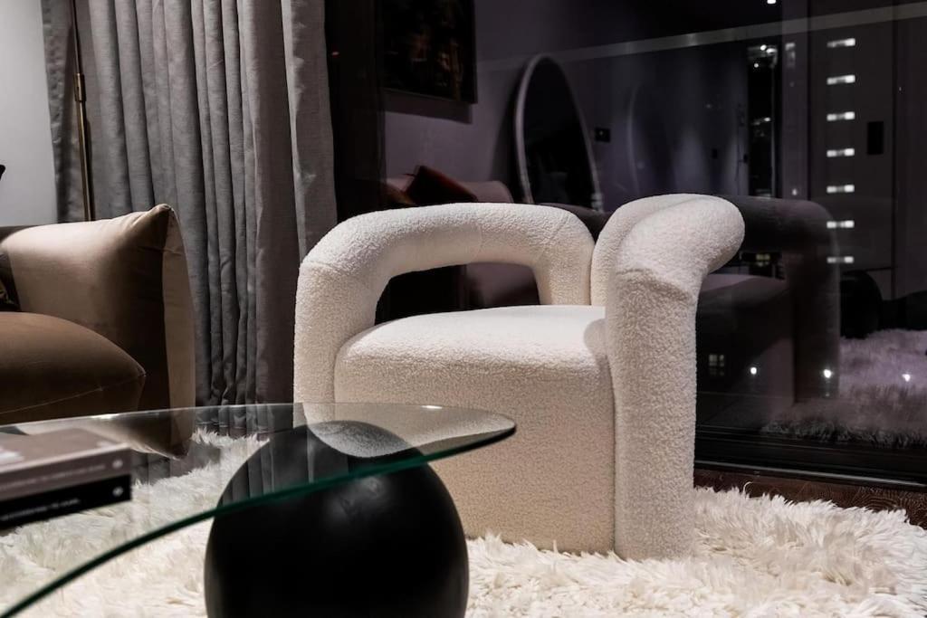 Luxurious Haven In Iconic Battersea Power Station Apartment