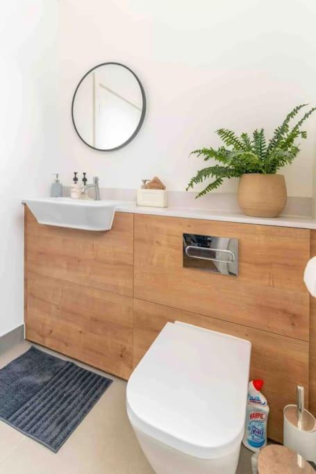 Gorgeous & Cosy Gem - King Beds Apartment London