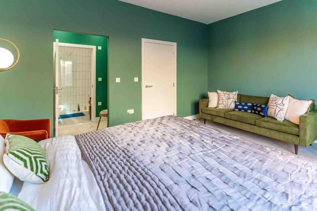 Gorgeous & Cosy Gem - King Beds Apartment London