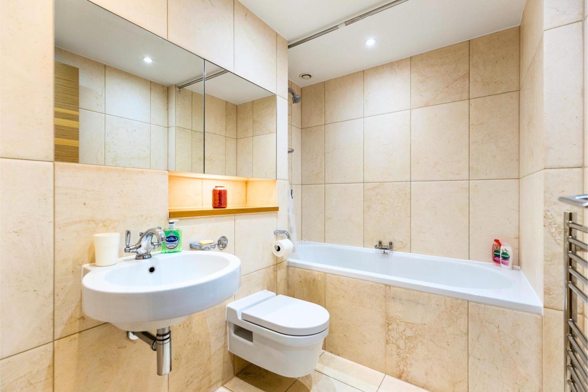 Chelsea Bridge 2bed 2bath Balcony Fast Wifi - Luxurylondonstays * London