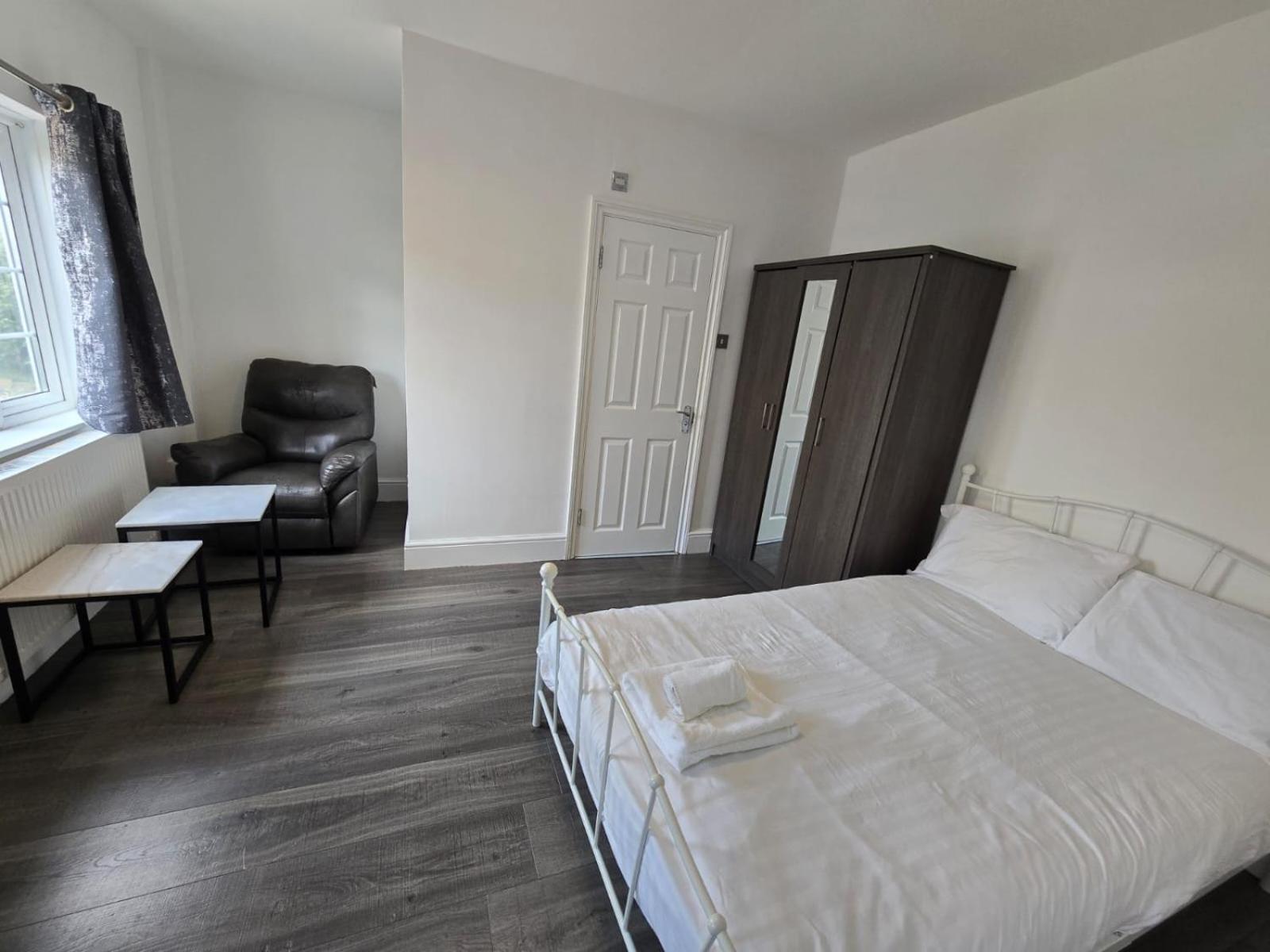 Limehouse Townhomes A 4-bedroom 3-bathroom Townhome With A Private Garden Holiday home London
