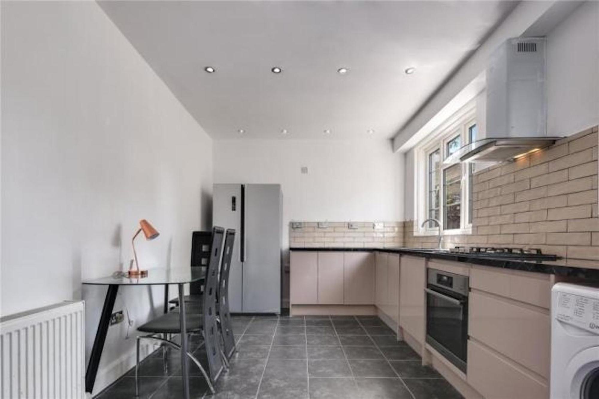Limehouse Townhomes A 4-bedroom 3-bathroom Townhome With A Private Garden * London