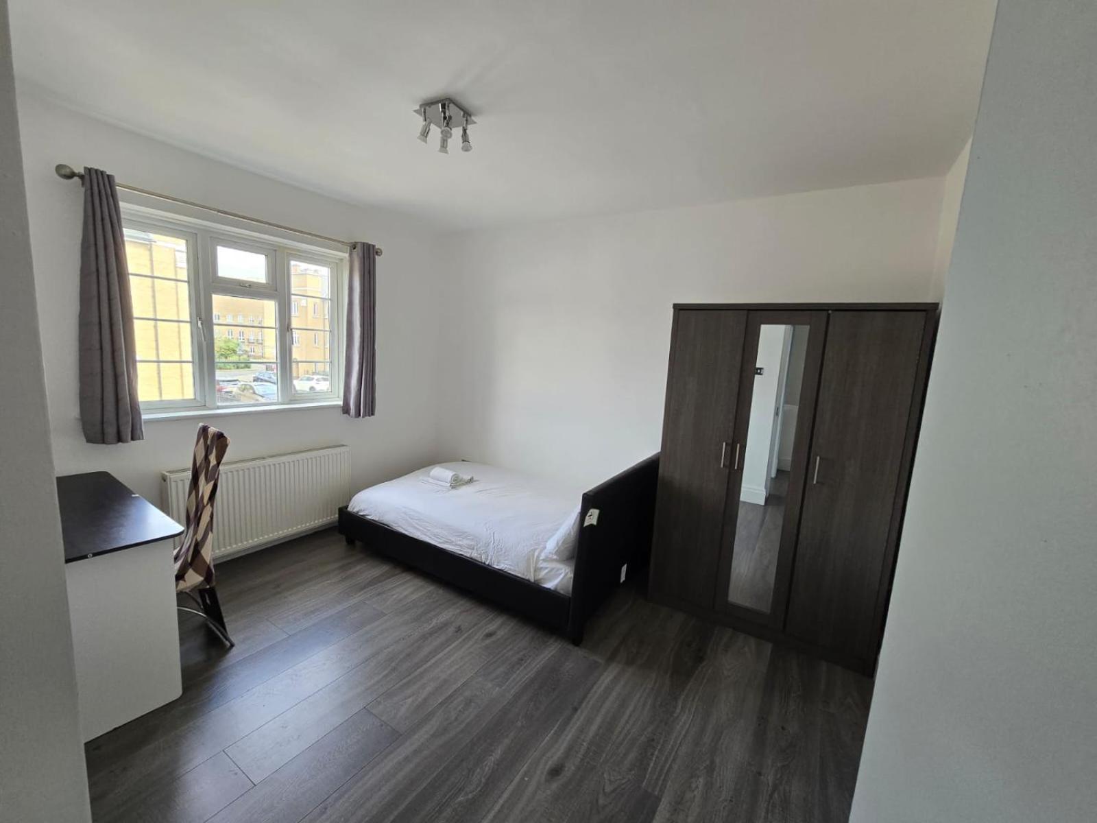 Holiday home Limehouse Townhomes A 4-bedroom 3-bathroom Townhome With A Private Garden *