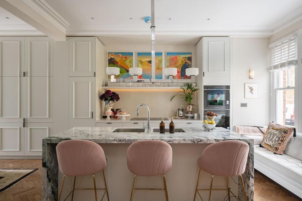 Beautiful 4-bed House Next To Battersea Park Holiday home London