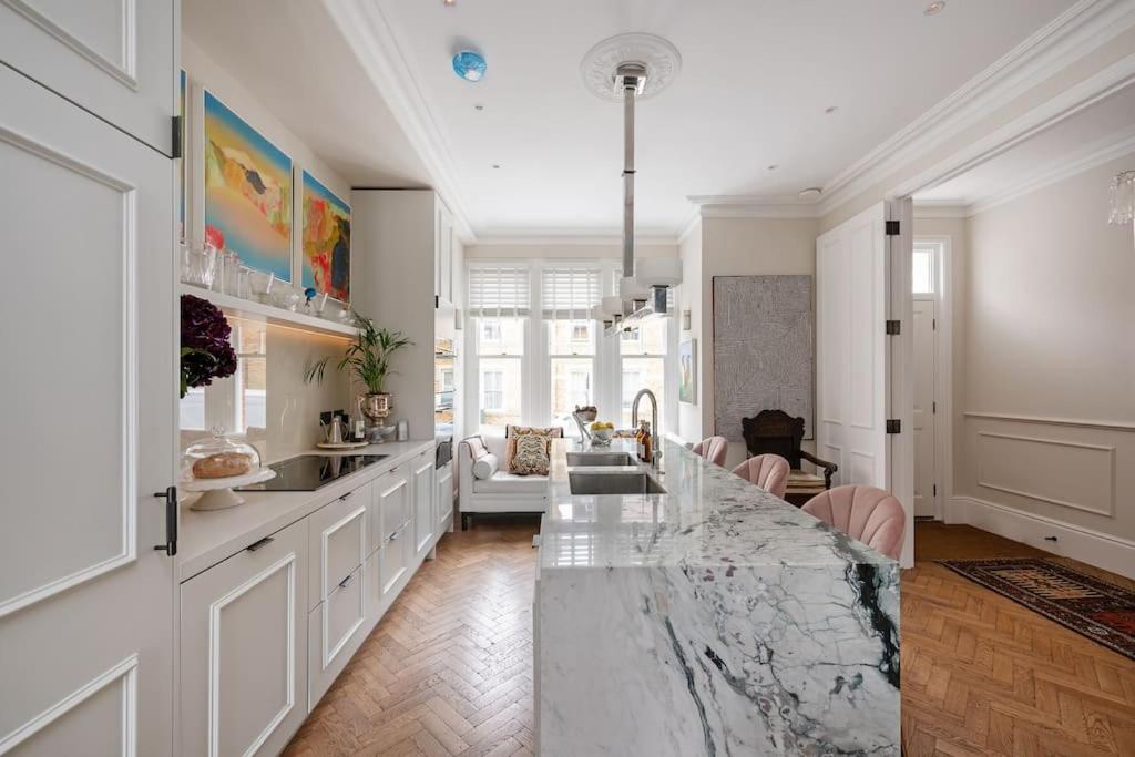 Beautiful 4-bed House Next To Battersea Park *