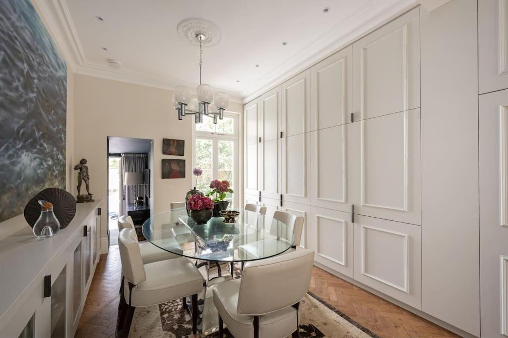 Beautiful 4-bed House Next To Battersea Park Holiday home