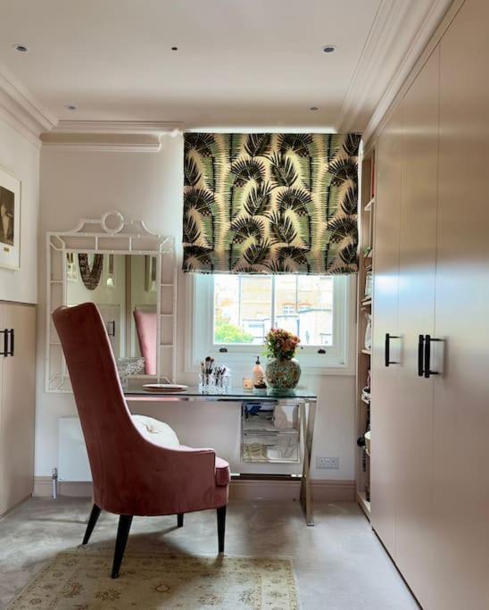 Beautiful 4-bed House Next To Battersea Park Holiday home London