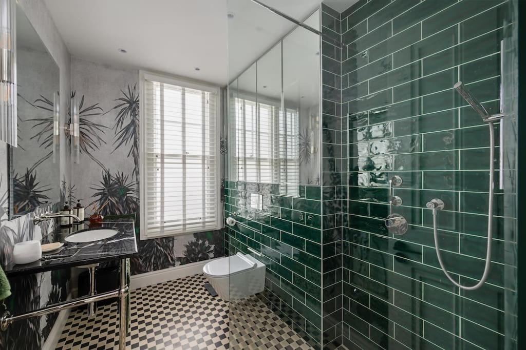 Beautiful 4-bed House Next To Battersea Park Holiday home London
