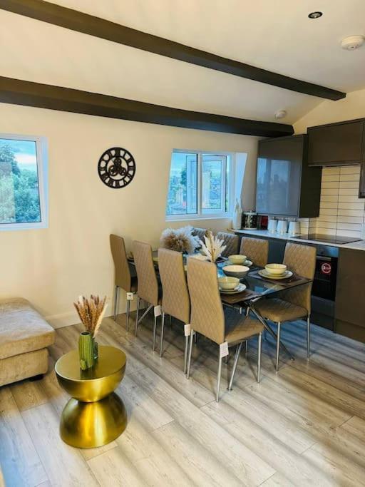 Stylish Two-story Retreat Appartement Londen