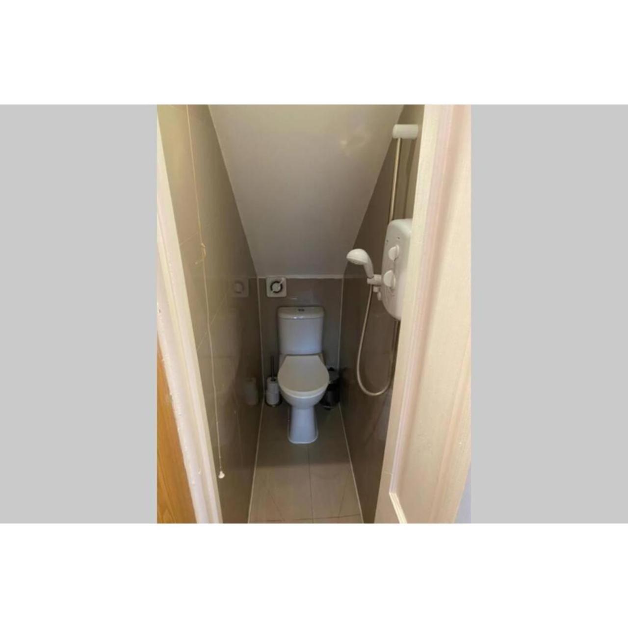 F201-affordable Near Hyde Park * London