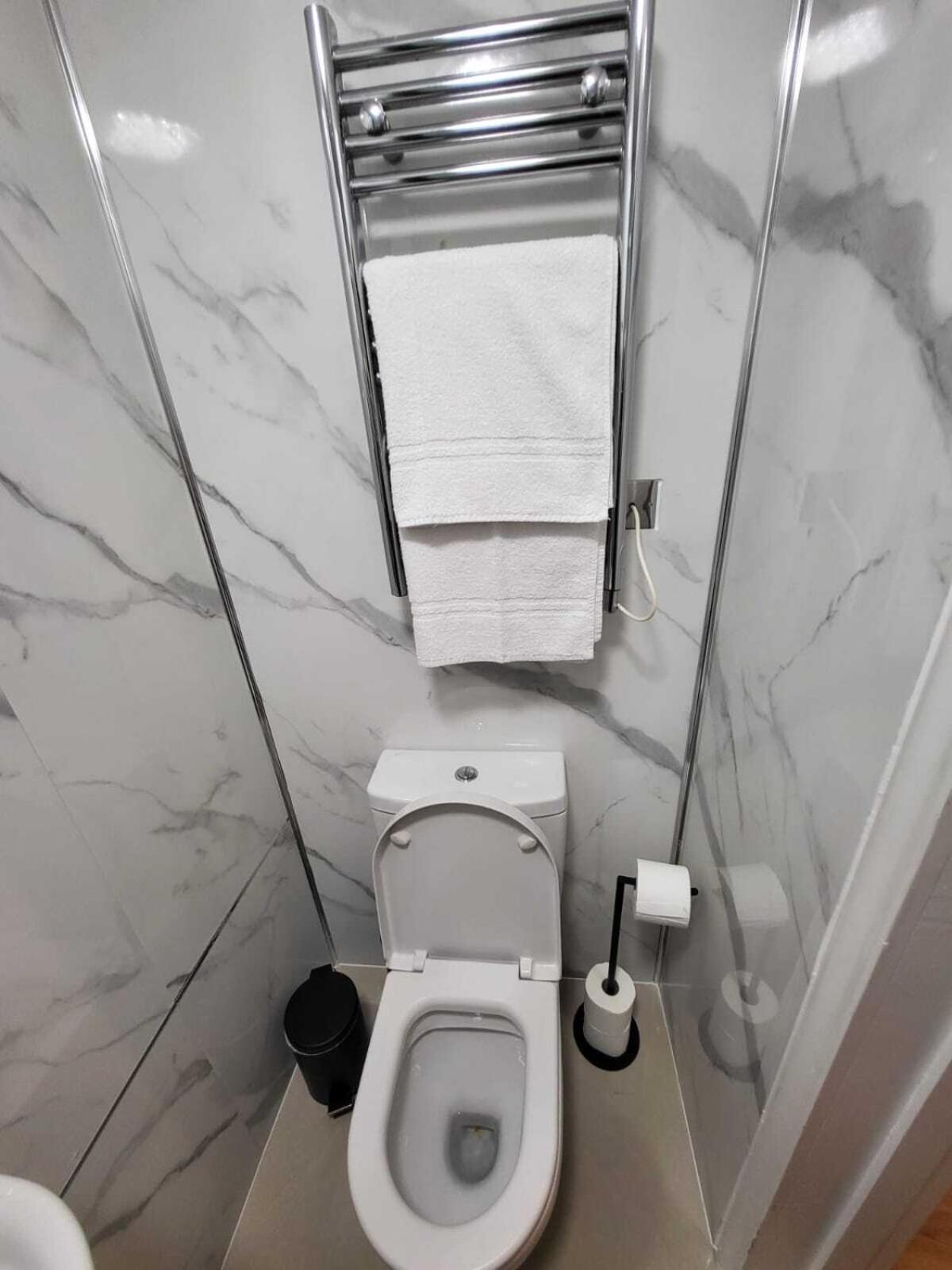 Fb3- Basement Fits 2 Near Hyde Park *