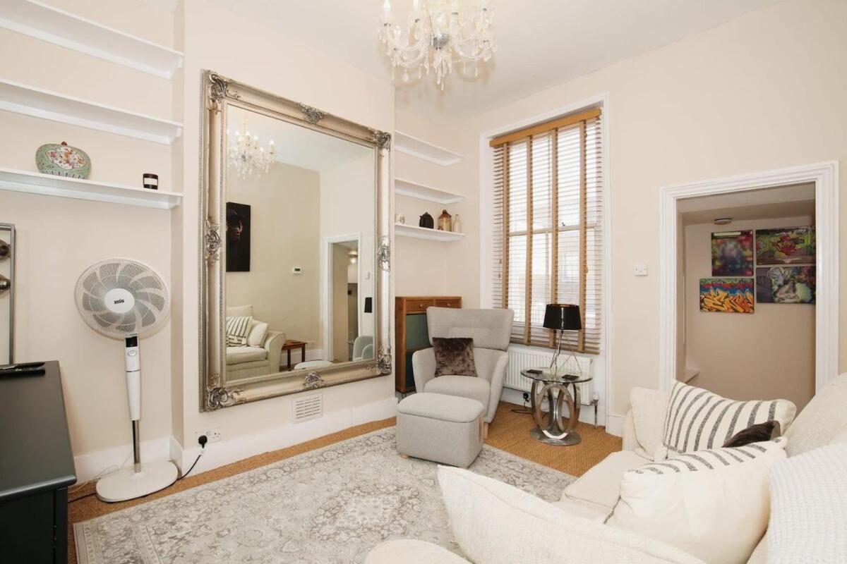 Cozy 2br Flat Sleeps 3 *