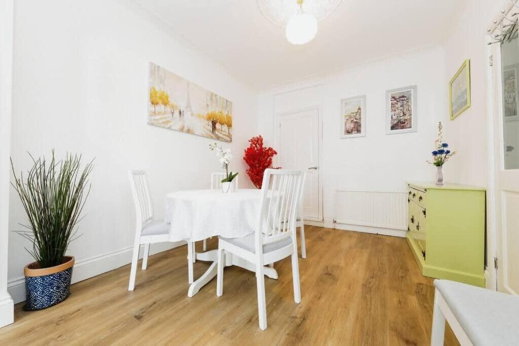 Your Chic 3br Comfort And Style In Londen