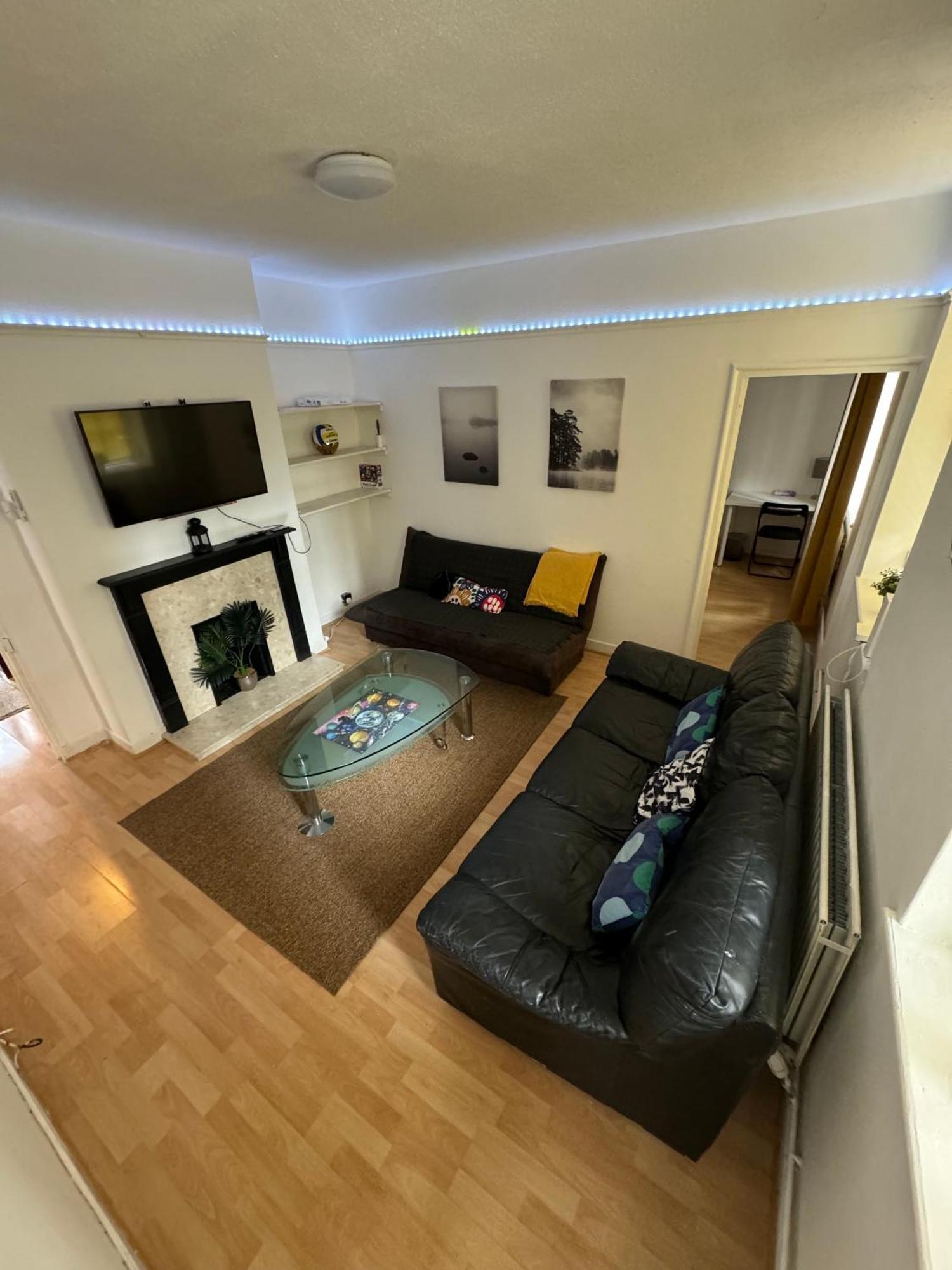 Comfy Private Bedrooms In Heart Of Pensión Londres