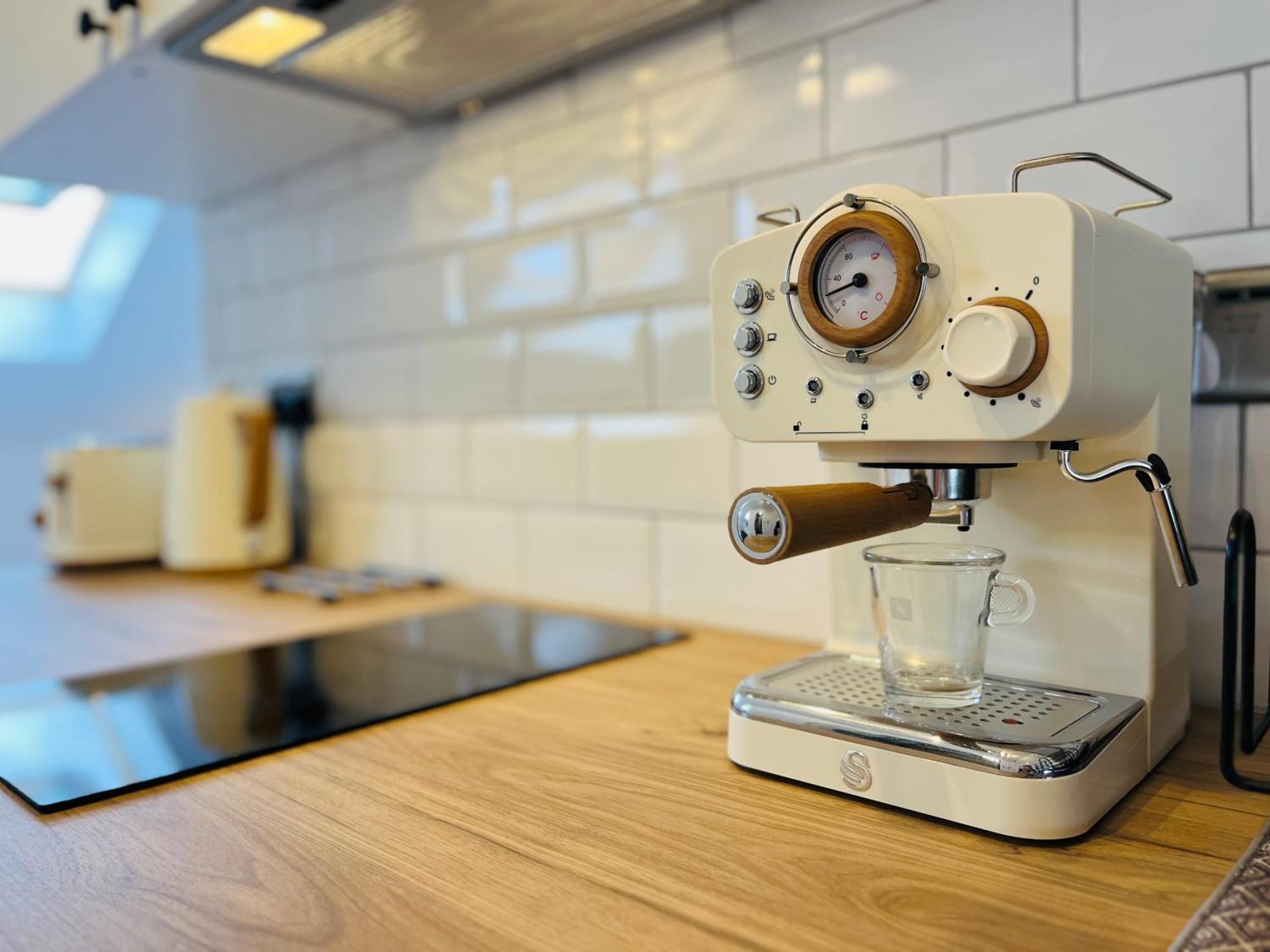 The Nook Londons Swanky With Free Parking Homestay *