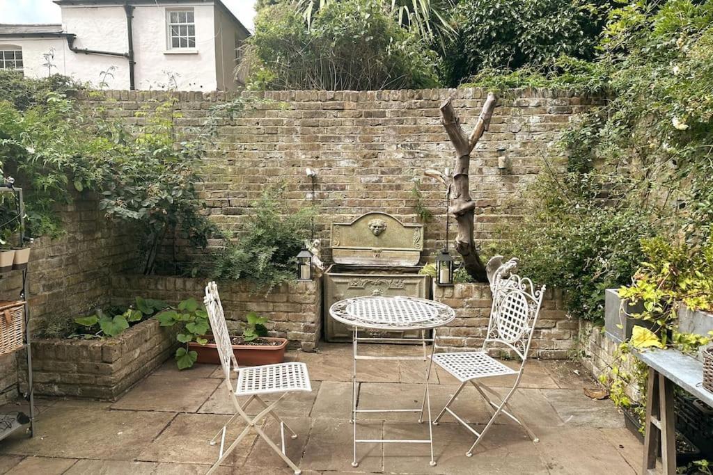 Sweet 2 Bed House In London's Neighbourhood London