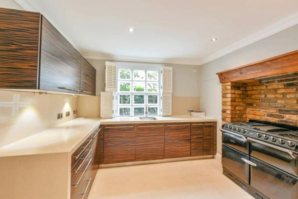 Sweet 2 Bed House In London's Neighbourhood Holiday home *