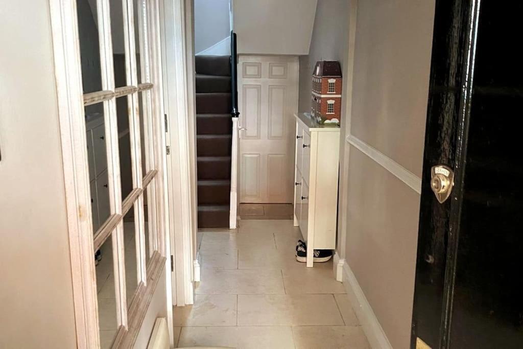 Sweet 2 Bed House In London's Neighbourhood Holiday home *