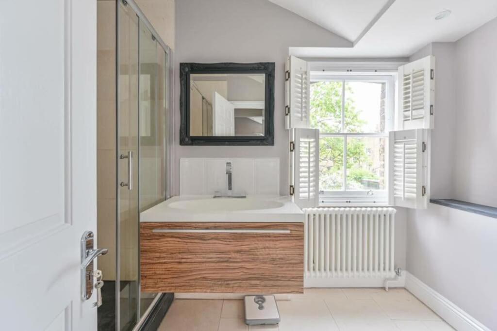 Holiday home Sweet 2 Bed House In London's Neighbourhood *