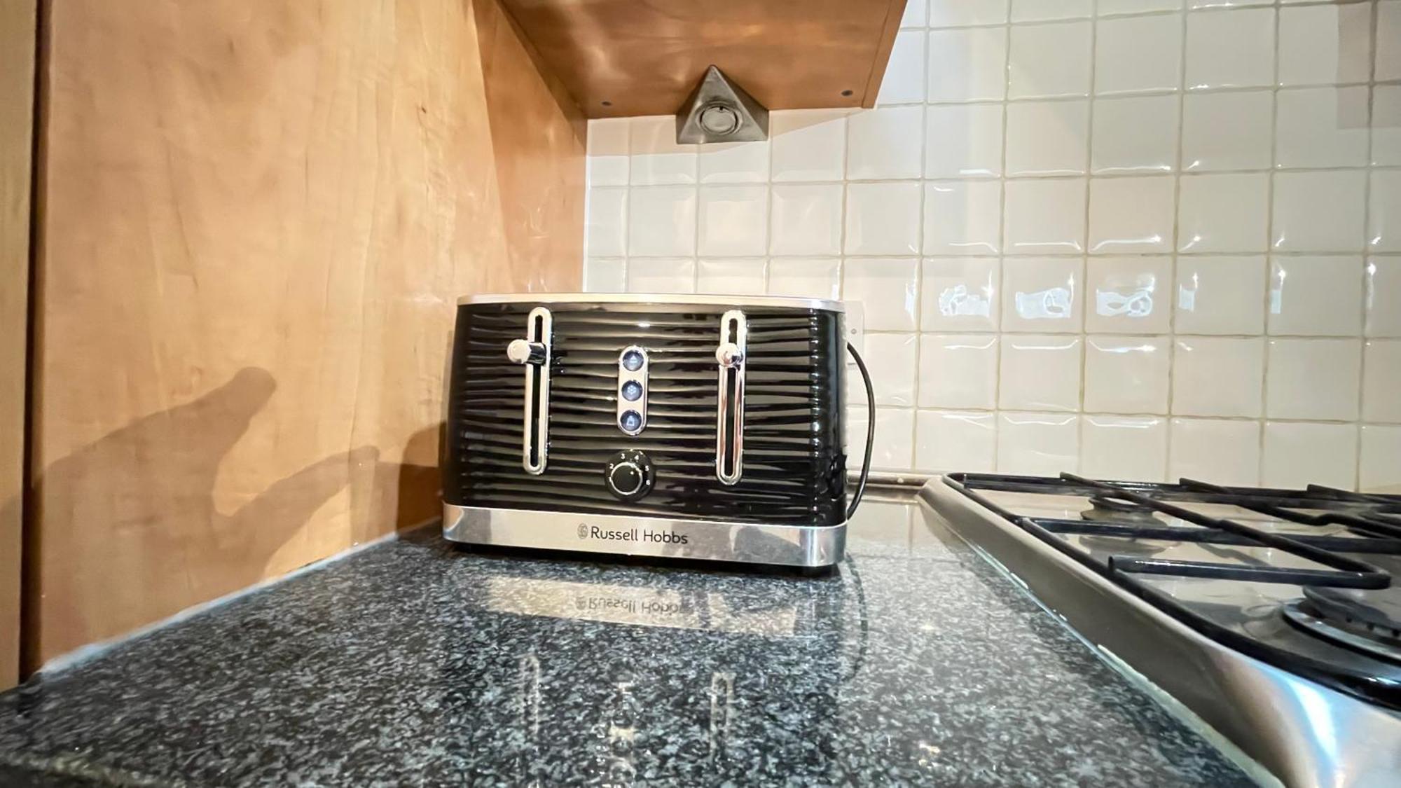 4- Bedroom , 1 Living Flat Near Emirates Stadium Apartment *