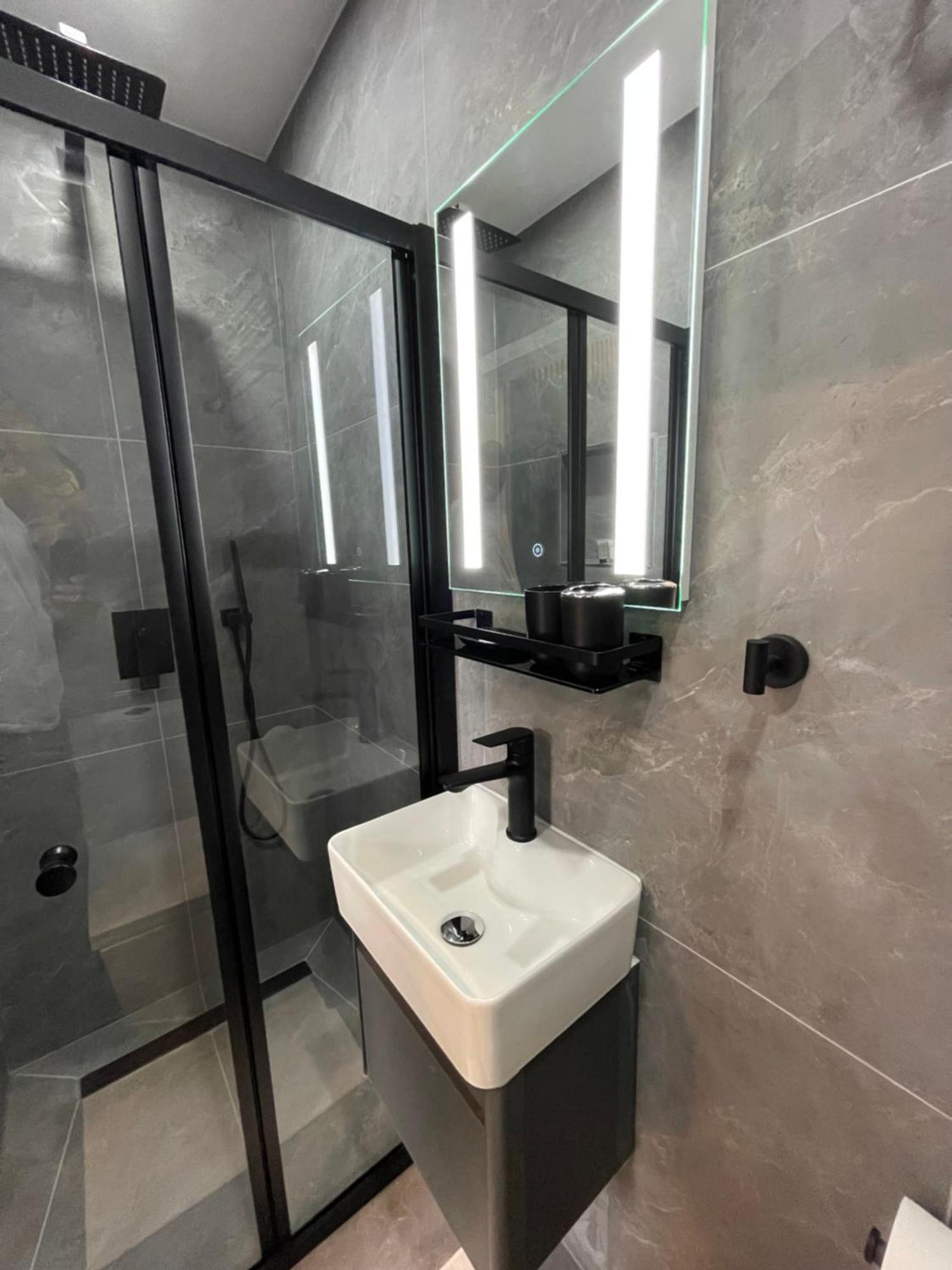 Luxury In Vibrant Area Londres