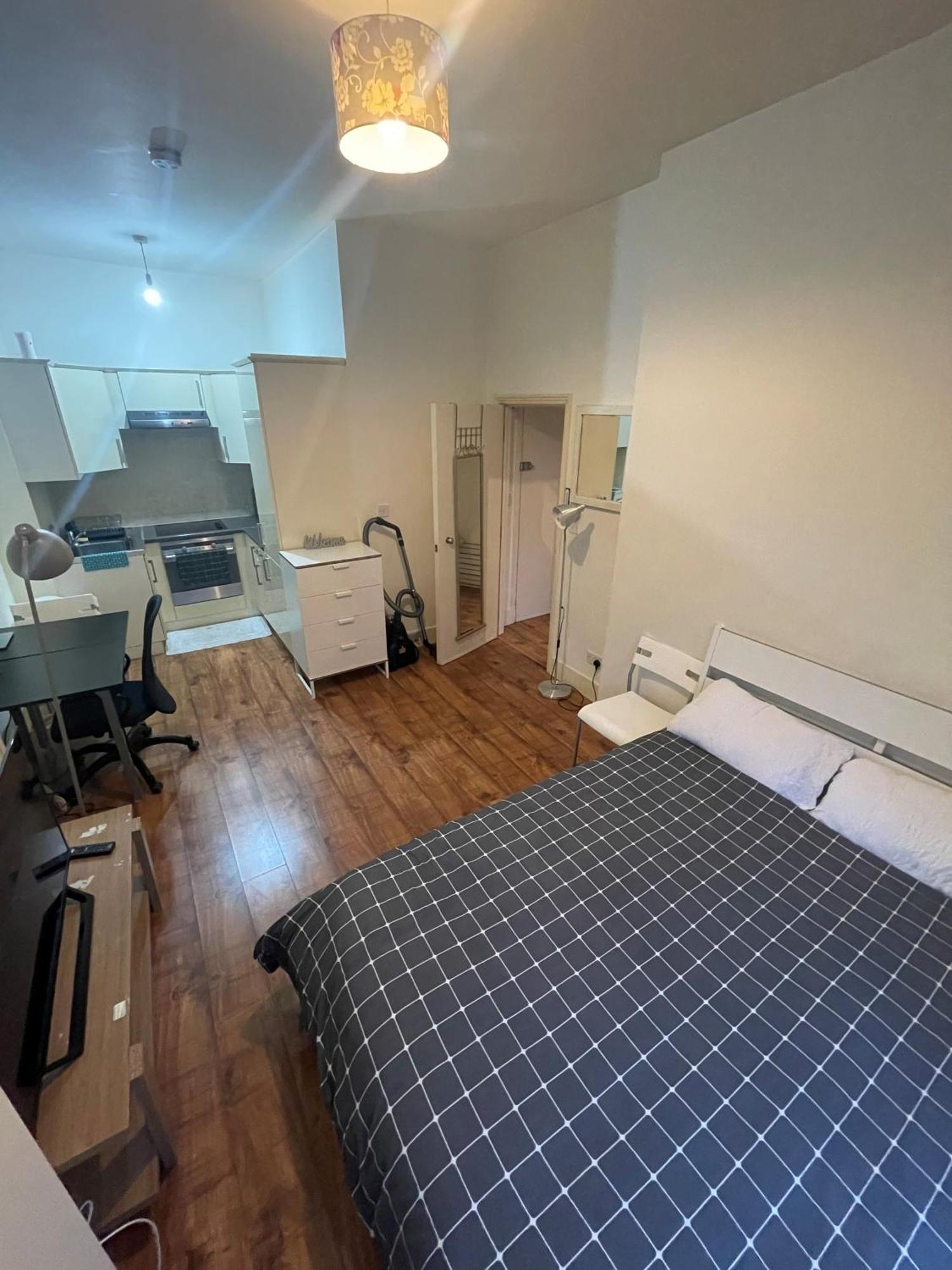 Entire Cosy Flat Opposite Victoria And Piccadilly Apartment London
