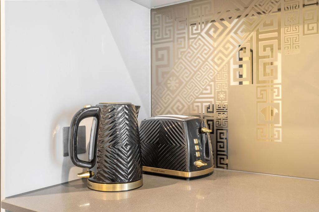 Luxurious 1 Bedroom In Apartment