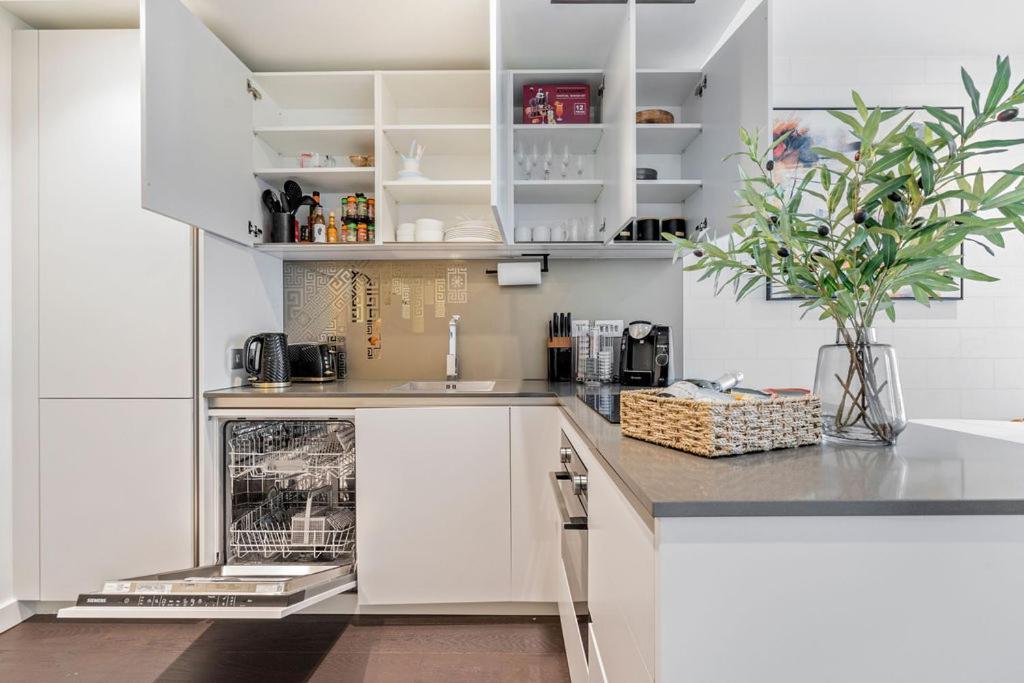 Luxurious 1 Bedroom In Apartment
