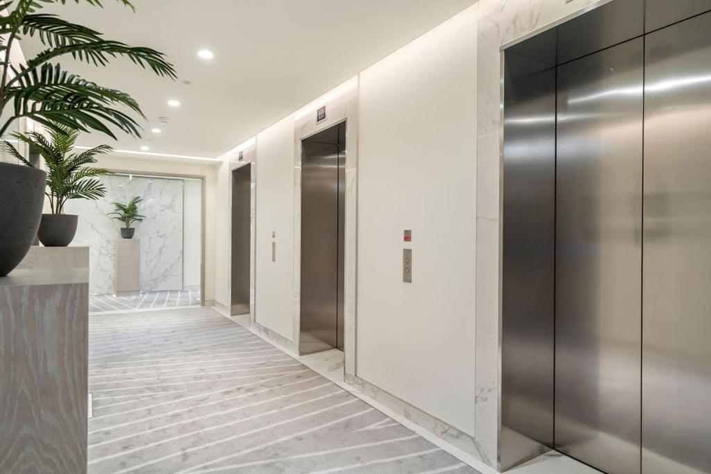 Luxurious 1 Bedroom In Apartment *