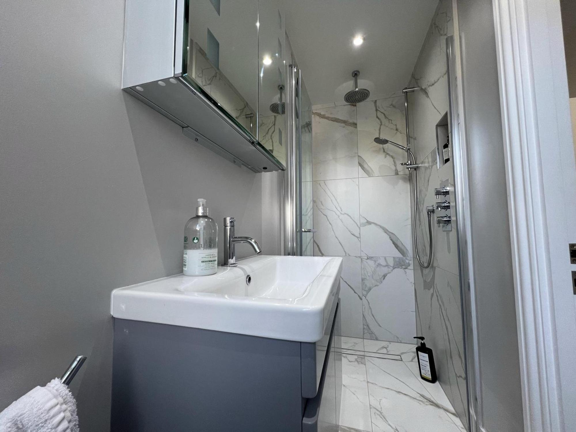 London-apartment-sleeps2-privateentrance *