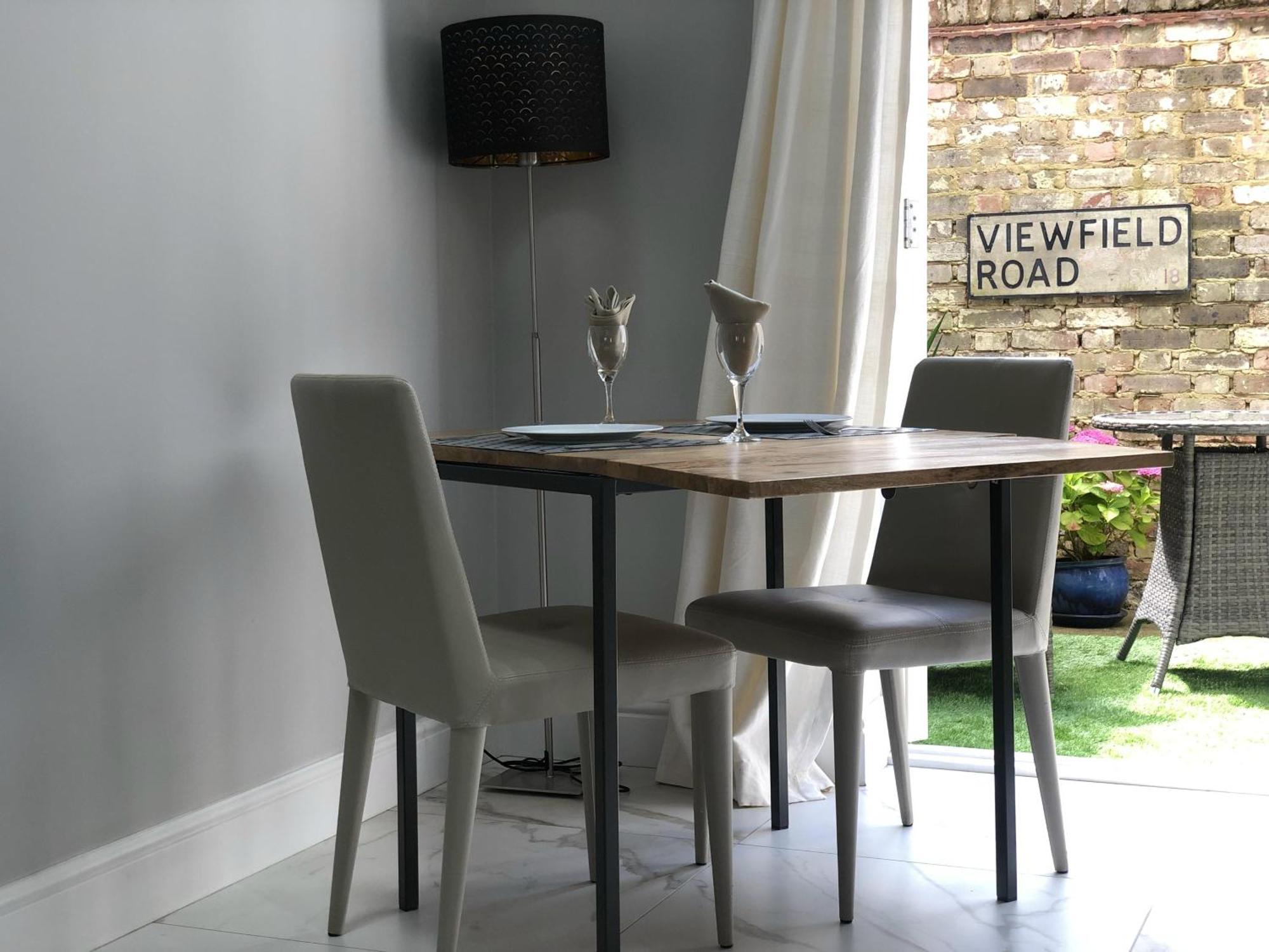 London-apartment-sleeps2-privateentrance Apartment *
