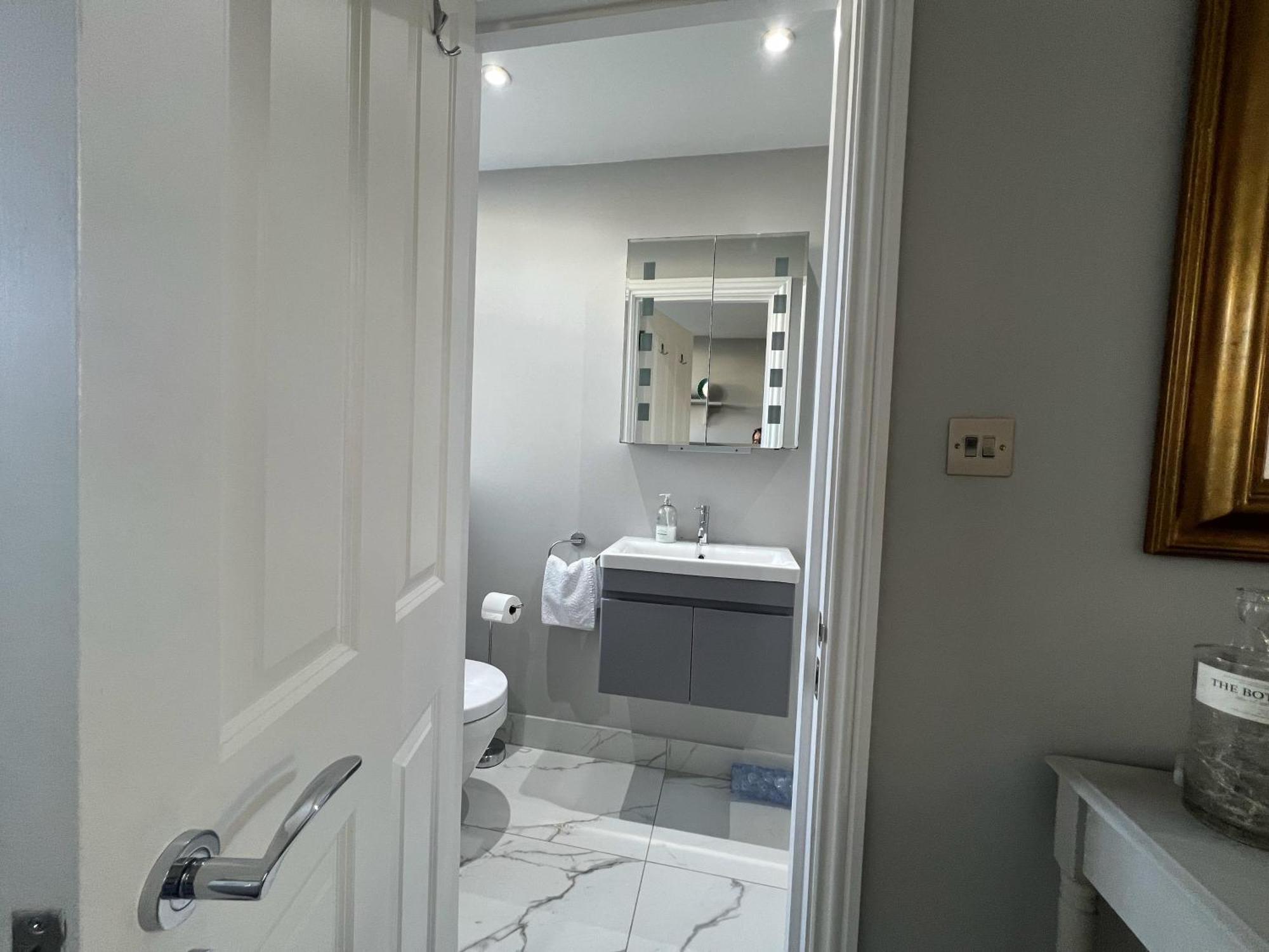 Apartment London-apartment-sleeps2-privateentrance *