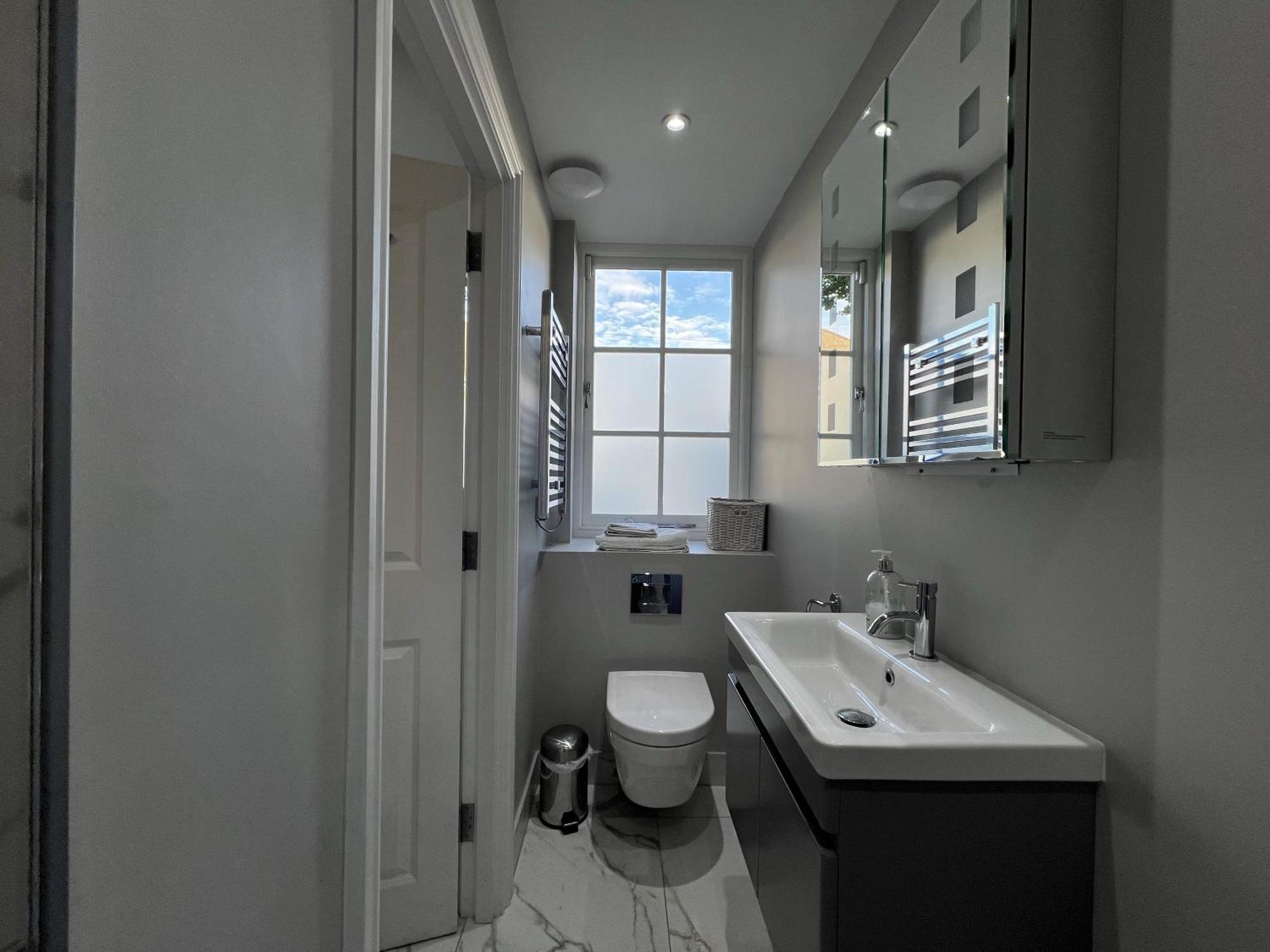 London-apartment-sleeps2-privateentrance London