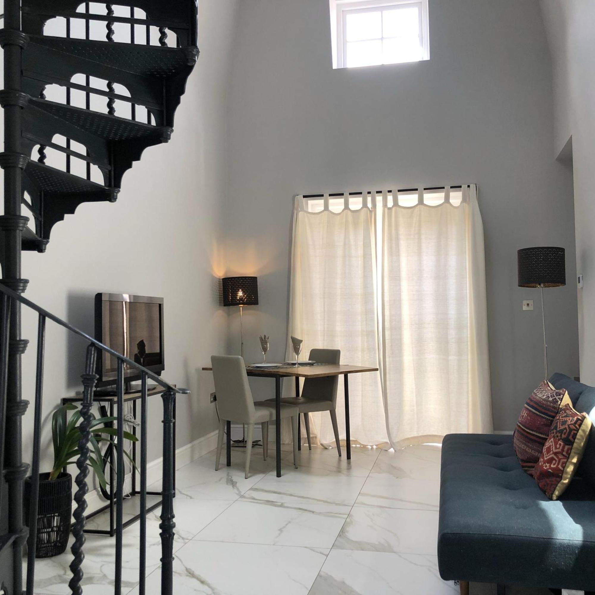 London-apartment-sleeps2-privateentrance * London