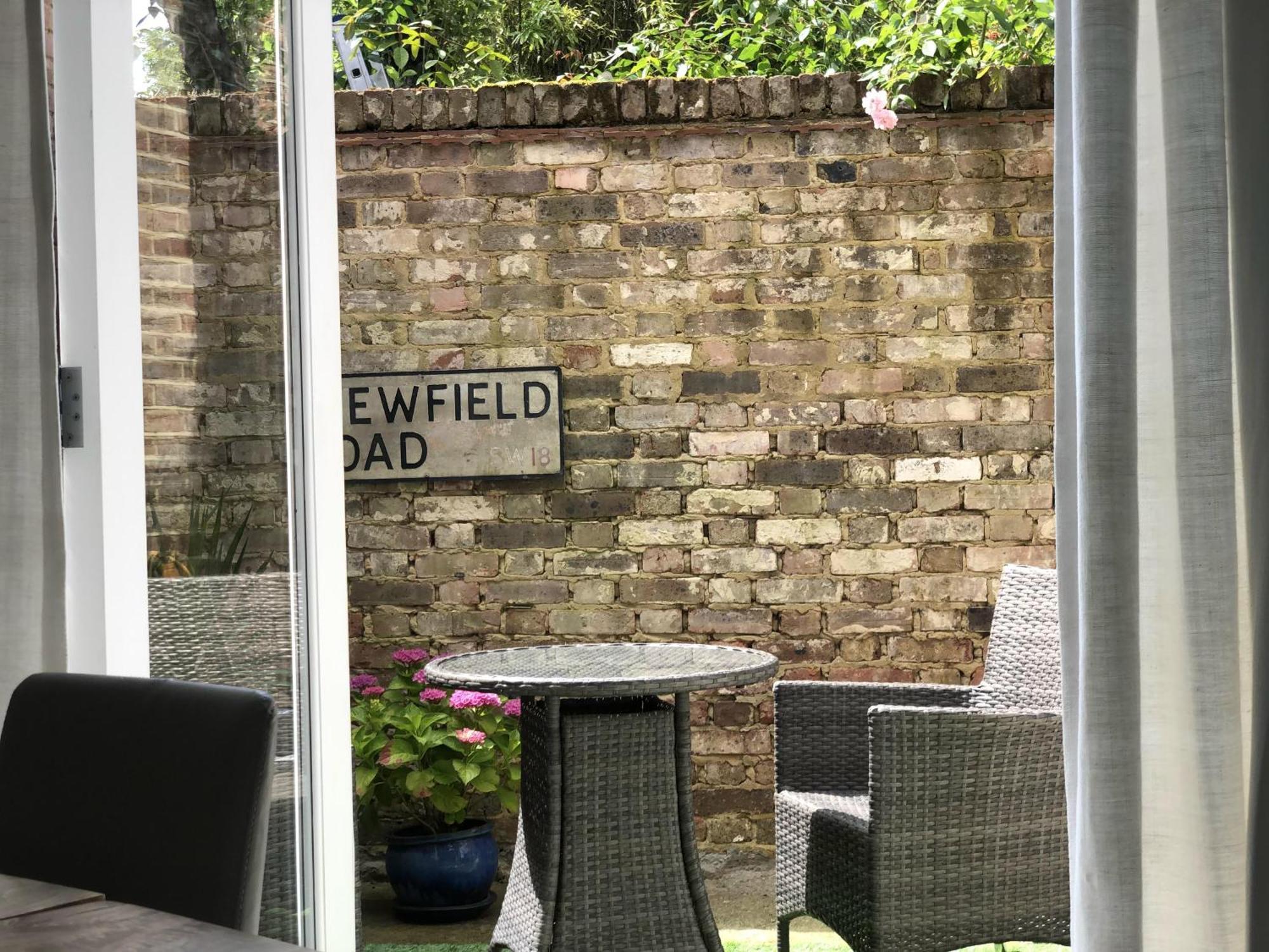 London-apartment-sleeps2-privateentrance * London