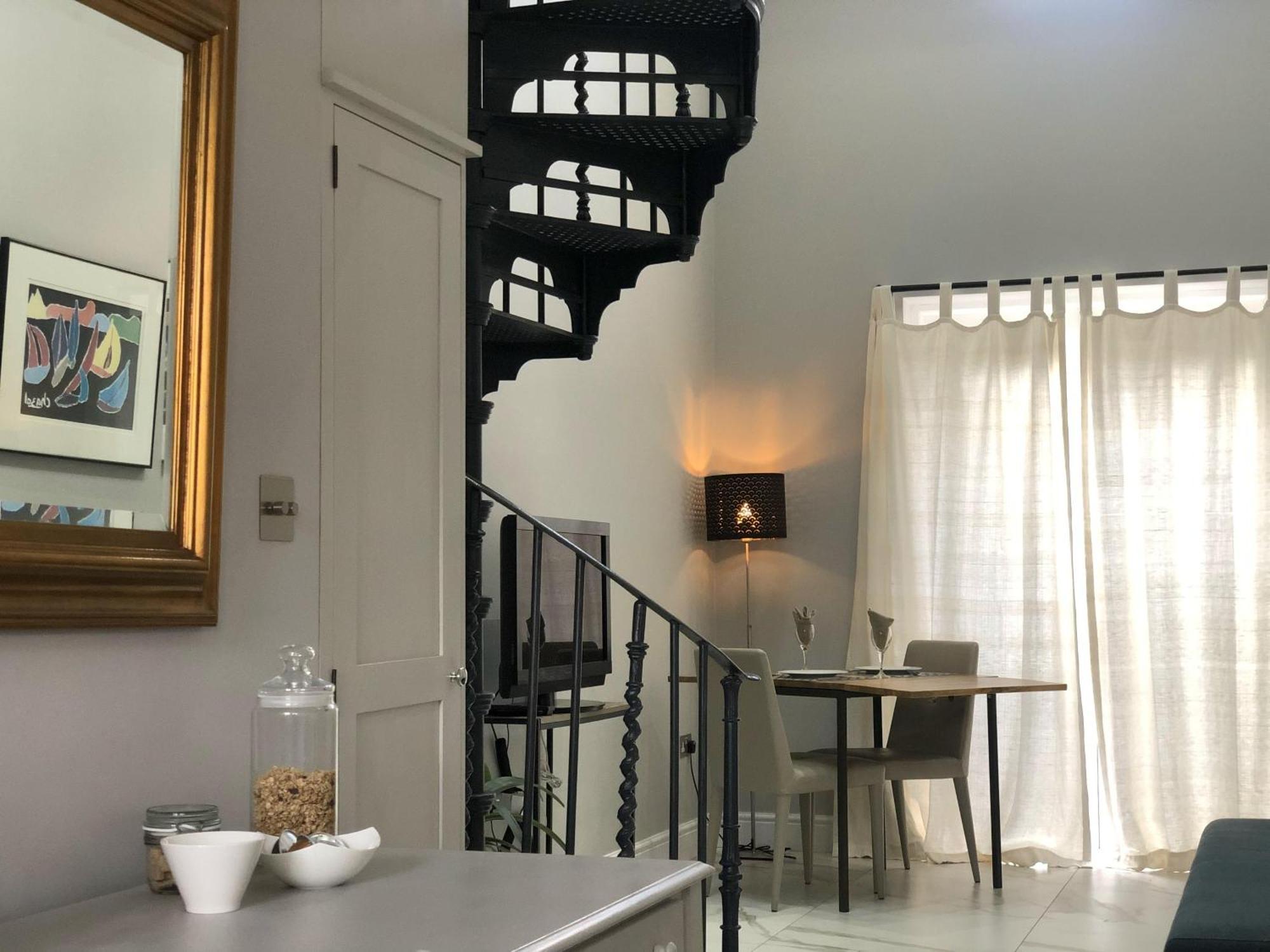 London-apartment-sleeps2-privateentrance London