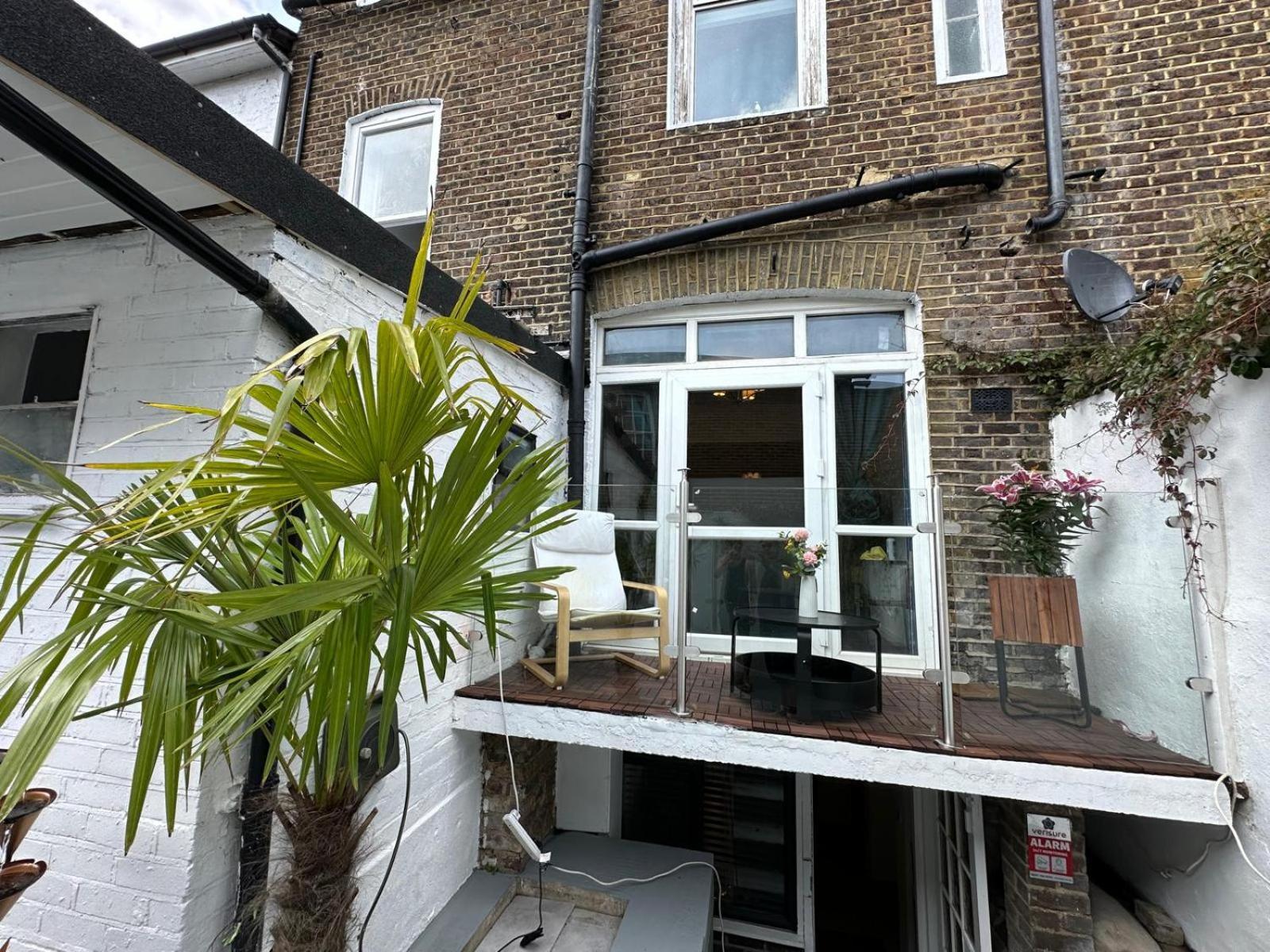 Lovely Ground Floor In West Apartment *