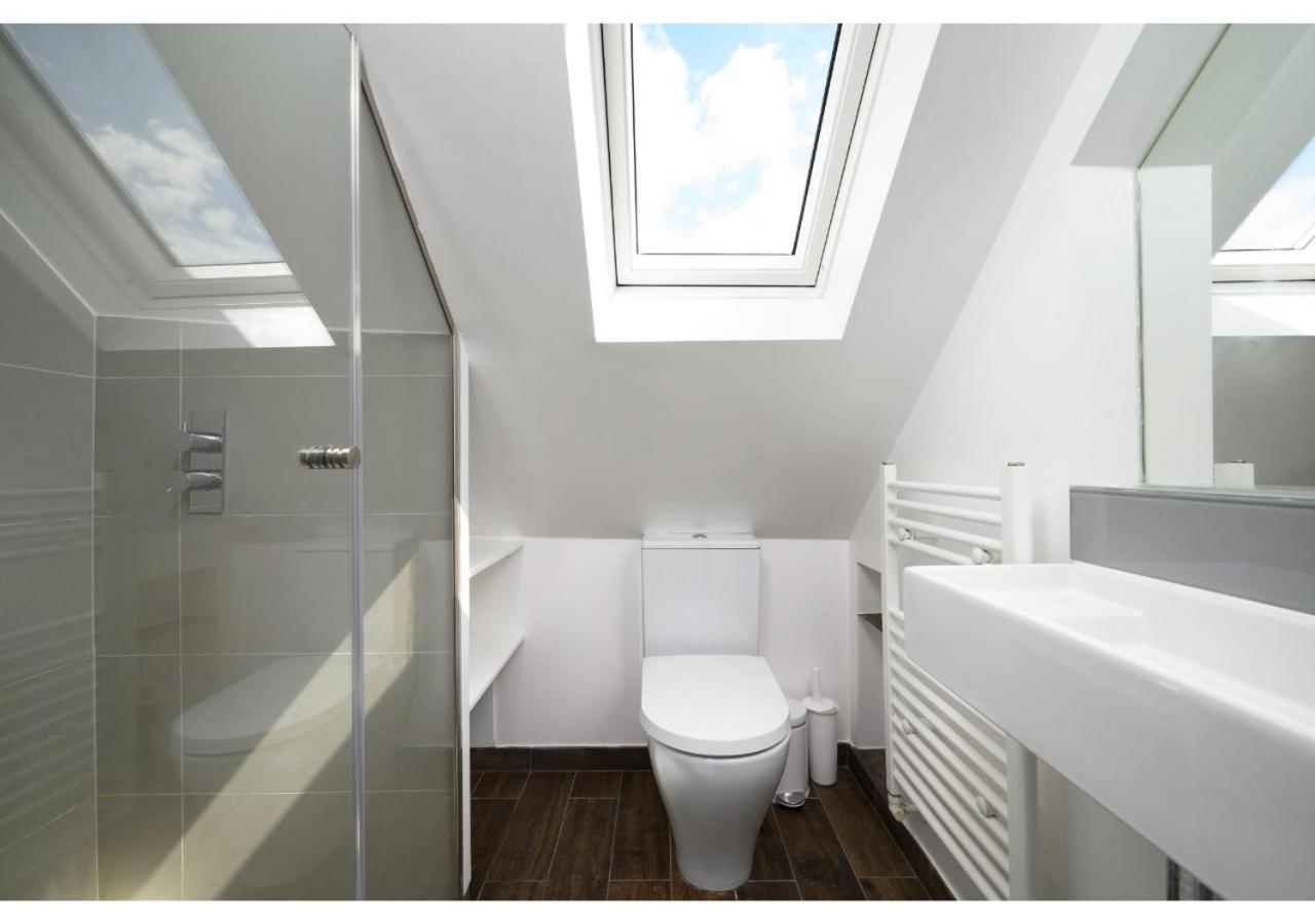 4br House Minutes From Transport & Attractions Vakantiehuis