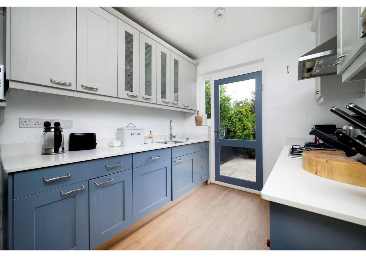 Vakantiehuis 4br House Minutes From Transport & Attractions *