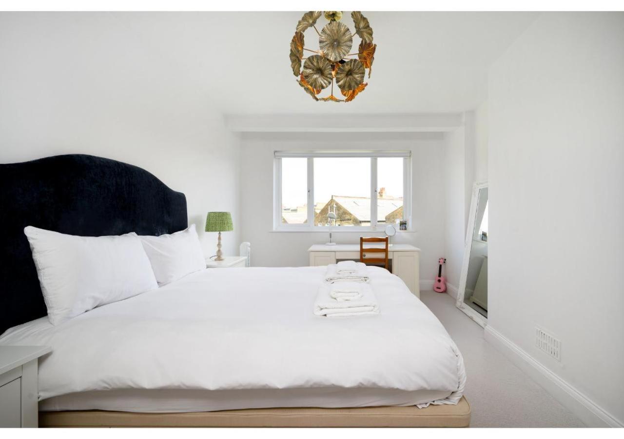 4br House Minutes From Transport & Attractions Vakantiehuis