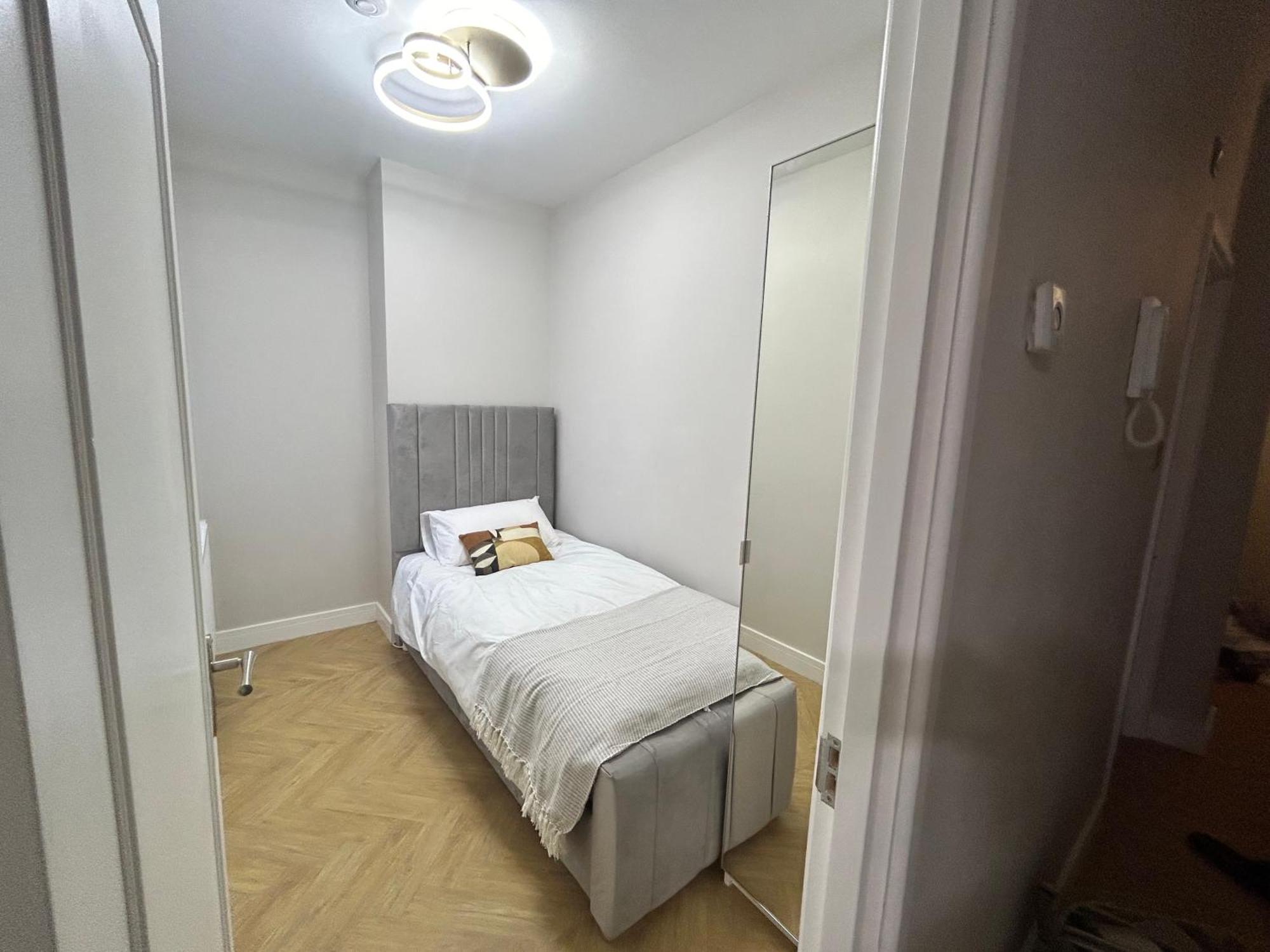 Luxury 2 Bed With Garden Near Tottenham Hale Apartment *