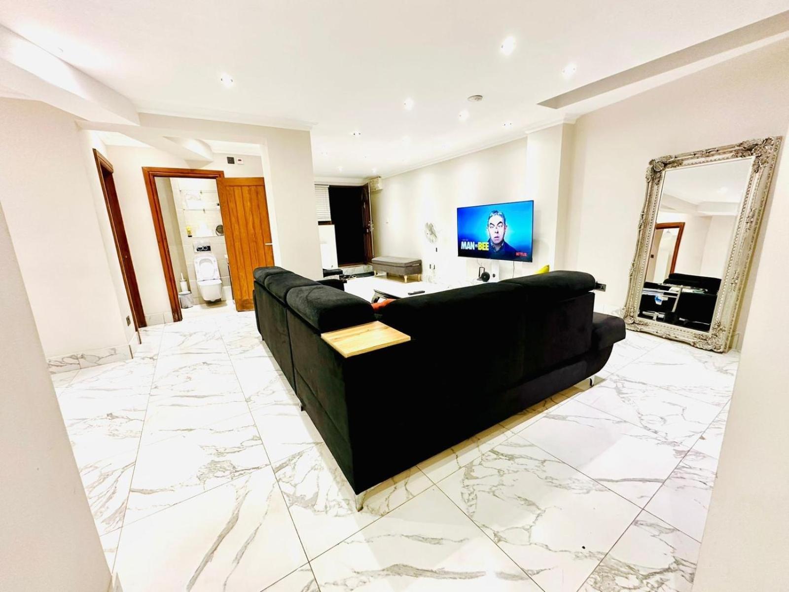 Spacious One Bed In Wembley Apartment *