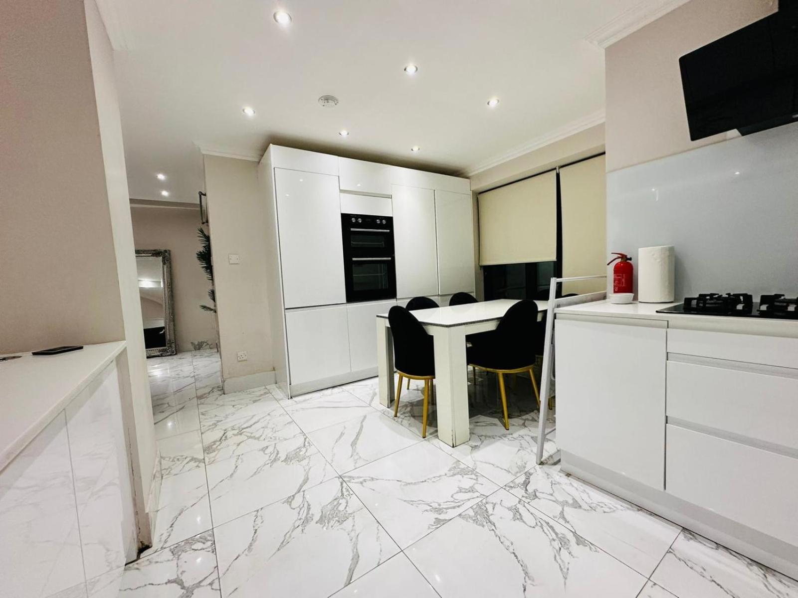 Spacious One Bed In Wembley * London