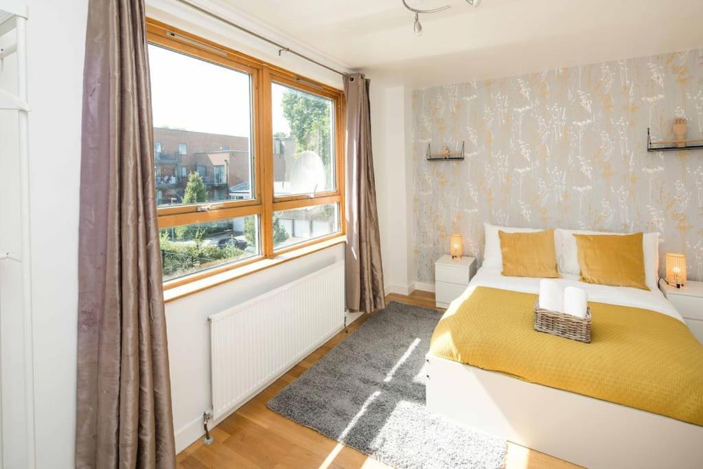 2bed Living Balcony Londen
