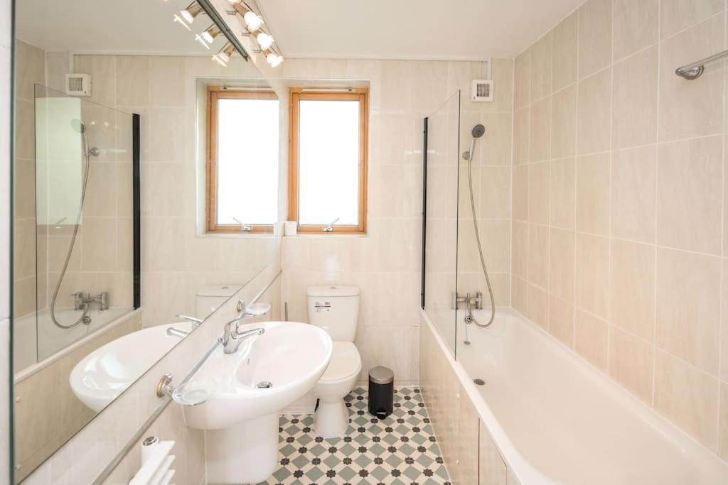 2bed Living Balcony Londen